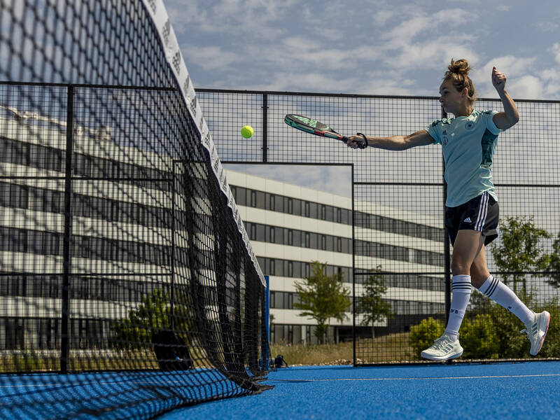 Teniispielerin am Netz