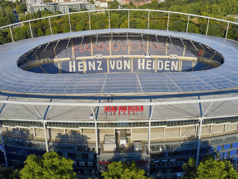 Luftbild der Heinz von Heiden Arena mit dem Schriftzug des neuen Sponsors Heinz von Heiden. Eine schriftliche Freigabe des Luftbildes liegt durch Christain Katz von Hannover 96 vor . Hannover, 01.09.2022 *** Aerial photo of the Heinz von Heiden Arena with the lettering of the new sponsor Heinz von Heiden A written release of the aerial photo is available by Christain Katz of Hannover 96 Hannover, 01 09 2022 Foto:xU.xStammx/xFuturexImage
