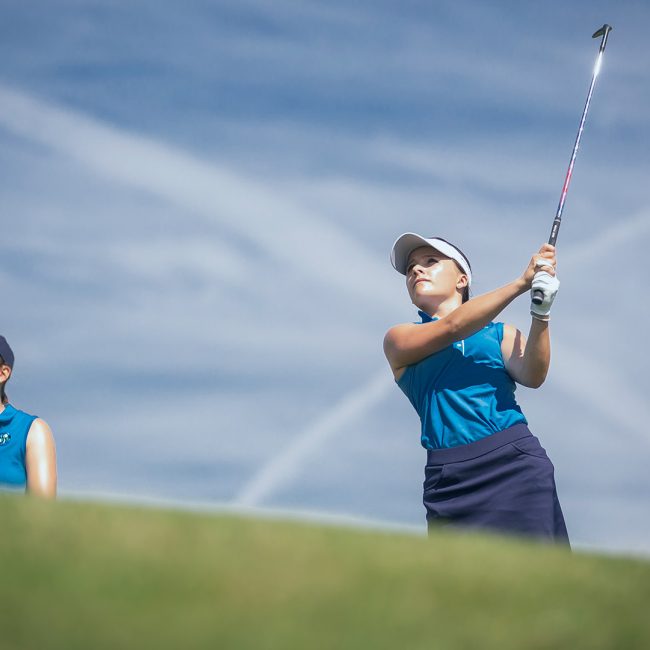 Golfspielerin beim Abschlag