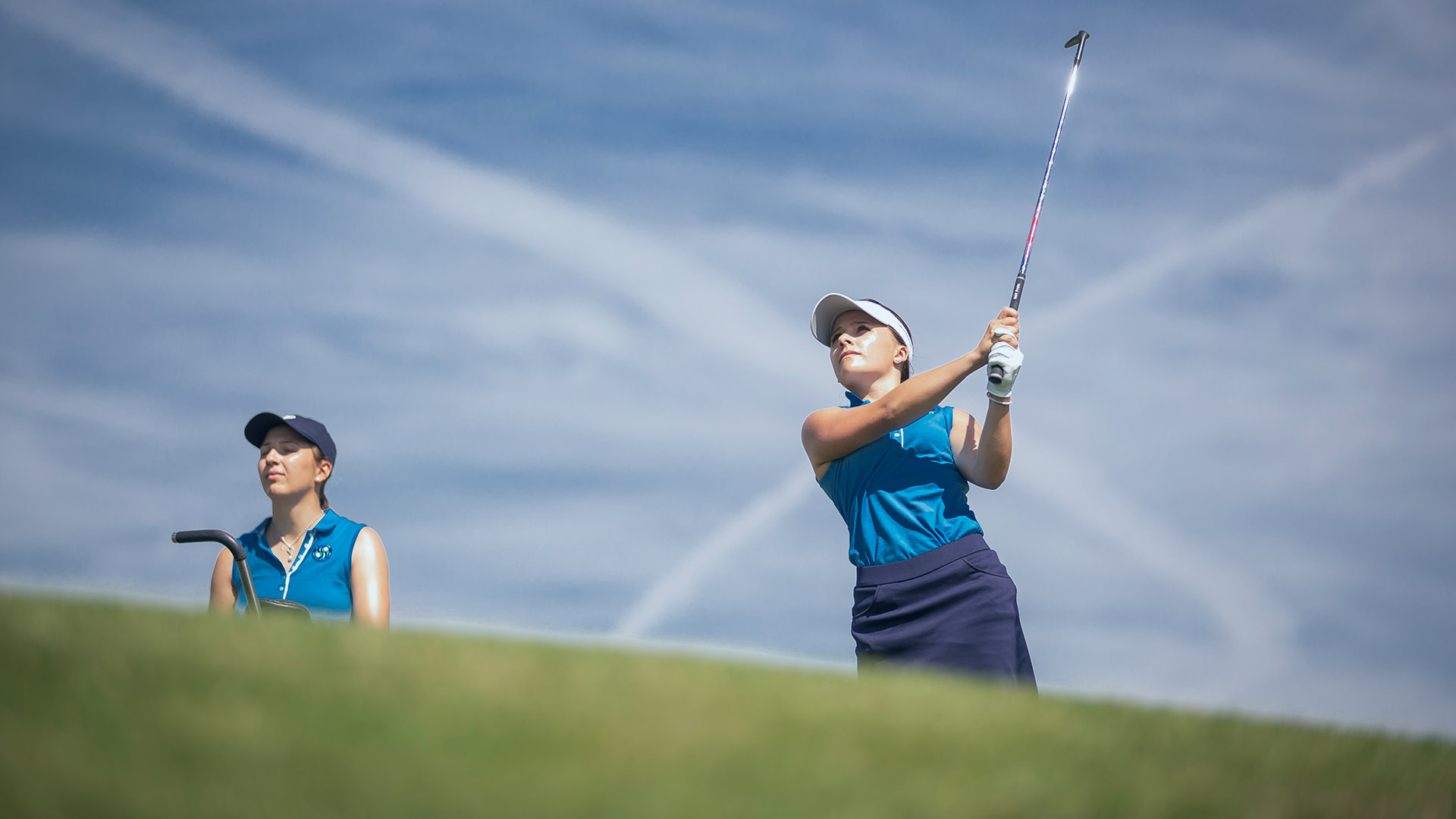 Golfspielerin beim Abschlag
